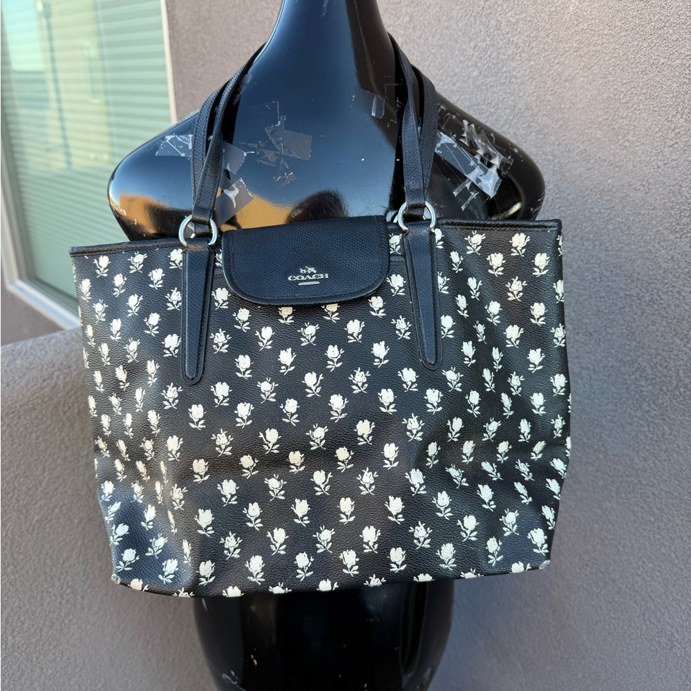 Coach Floral Print Tote Bag with Matching Pouch – Black & White